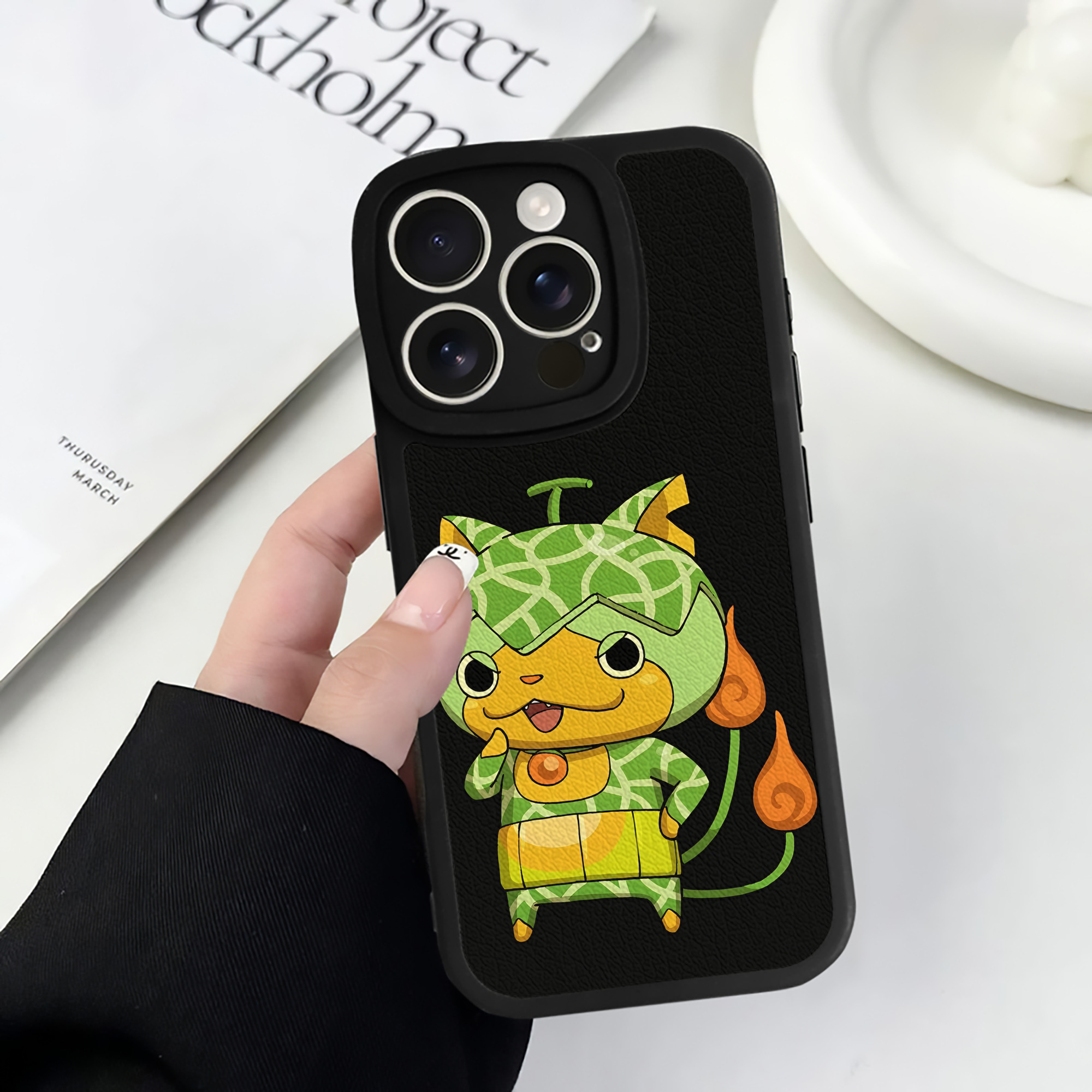 （画像用） 妖怪ウォッチ Yo-kai Watch 【iPhone 16シリーズ対応】シリコンスマホケース（レザー調） 材質：シリコン
